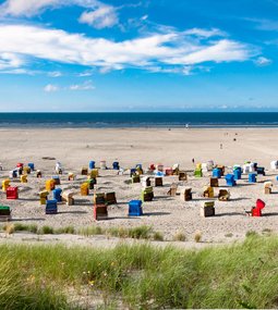 Strandkörbe an Strand