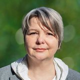 Dr. med. Ulrike Matthiensen Portrait Ulrike Matthiensen vor Blaetterhintergrund