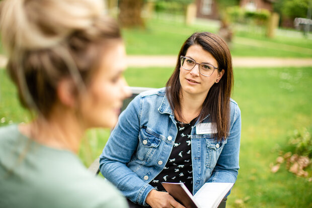 Gespräch zwischen Sozialdienstmitarbeiterin und Patientin