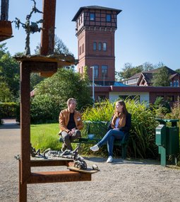 Zwei Mitarbeitende im Garten