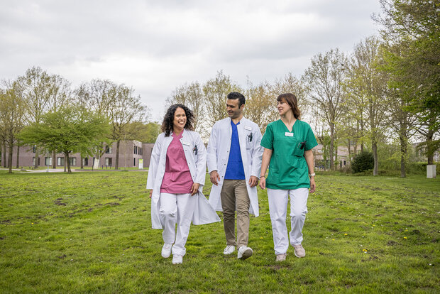 Drei Klinikmitarbeitende im Garten