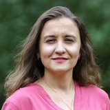 Maryna Jelschen Portrait Maryna Jelschen vor Blaetterhintergrund