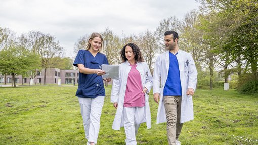 Drei Klinikmitarbeitende im Garten