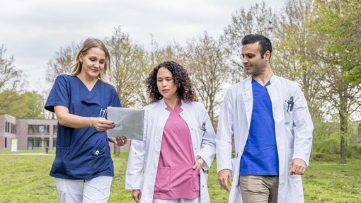 Drei Klinikmitarbeitende im Garten