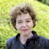 Dr. Christiane Först Portrait Christiane Först vor Blaetterhintergrund