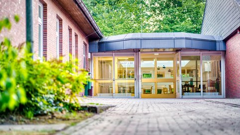 Eingangstür zu Gebäude