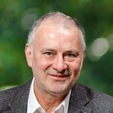 Prof. Dr. Jörg Zimmermann Portrait Jörg Zimmermann vor Blaetterhintergrund
