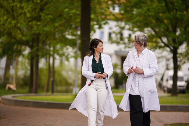 Zwei Ärztinnen im Garten
