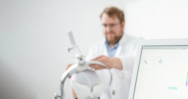 Arzt führt Hirnuntersuchungen mit Patientin durch