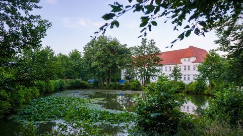 Gebäude mit See