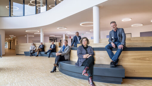 Gruppenbild der Klinikdirektor*innen im Foyer