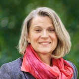 Dr. Silke Kleinschmidt Portrait Silke Kleinschmidt vor Blaetterhintergrund