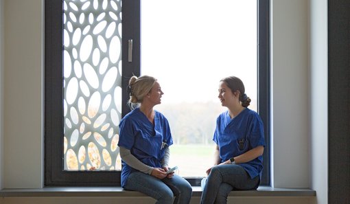 Zwei Klinikmitarbeiterinnen am Fenster