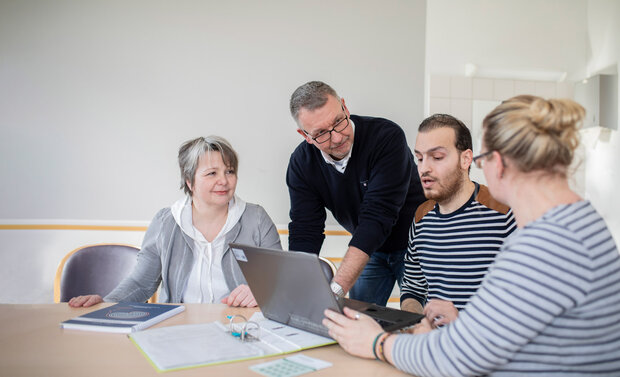 Vier Personen in Gruppenbesprechung