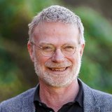 Dr. Christian Figge Portrait Christian Figge vor Blaetterhintergrund
