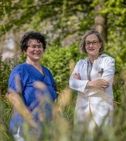 Zwei Klinikmitarbeiterinnen im Garten