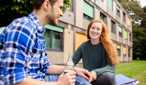 Unterhaltung zwischen zwei Auszubildenden auf einer Bank