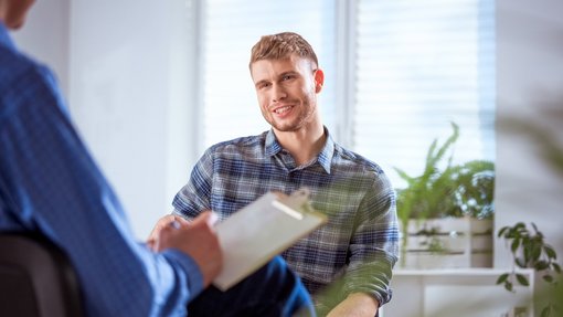 Gespräch zwischen Mitarbeiter und Patient