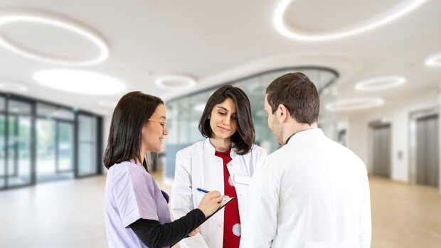 Ärztinnen und Arzt im Gespräch