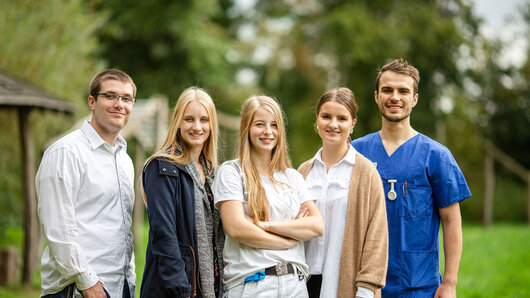 Gruppe von Auszubildenden im Garten