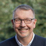 Portrait Carsten Weber vor Blaetterhintergrund