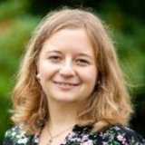 Portrait Ramona Jaeschke vor Blaetterhintergrund