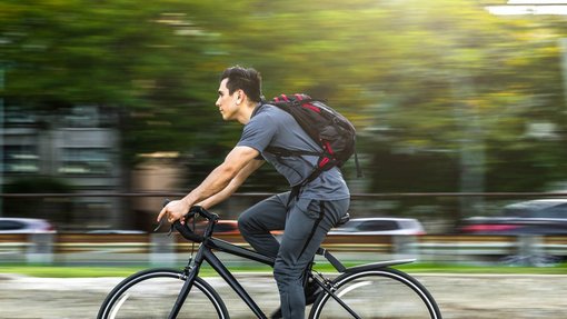 Mann fährt auf Fahrrad durch Stadt