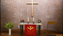 Altar mit Kreuz