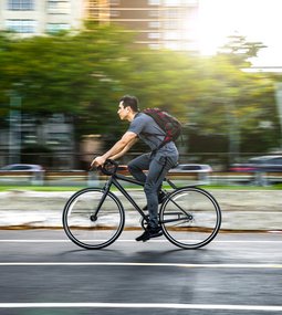 Mann fährt auf Fahrrad durch Stadt