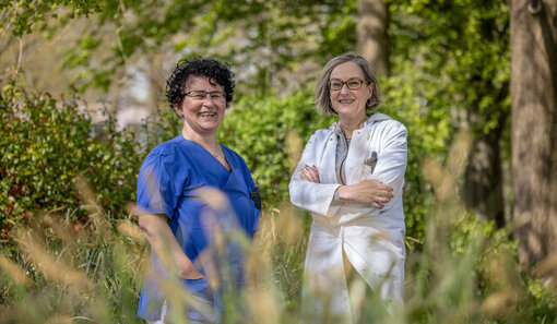 Zwei Klinikmitarbeiterinnen im Garten