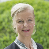 Anke Lambrecht Portrait Frau Lambrecht vor Blaetterhintergrund