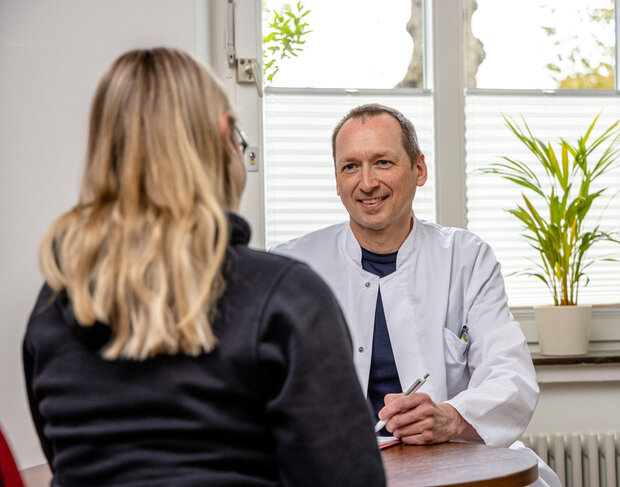 Gespräch zwischen einem Arzt und einer Patientin